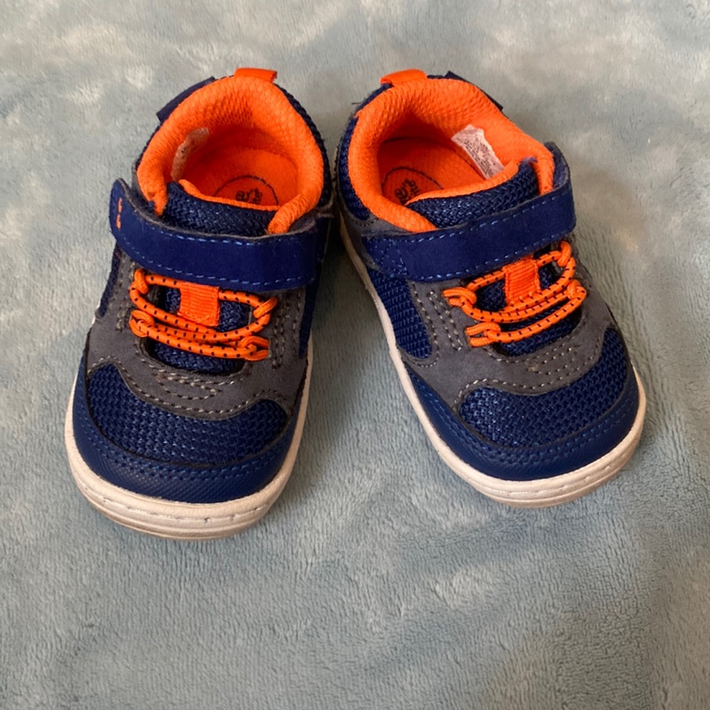 Size 3 surprise infant shoe.